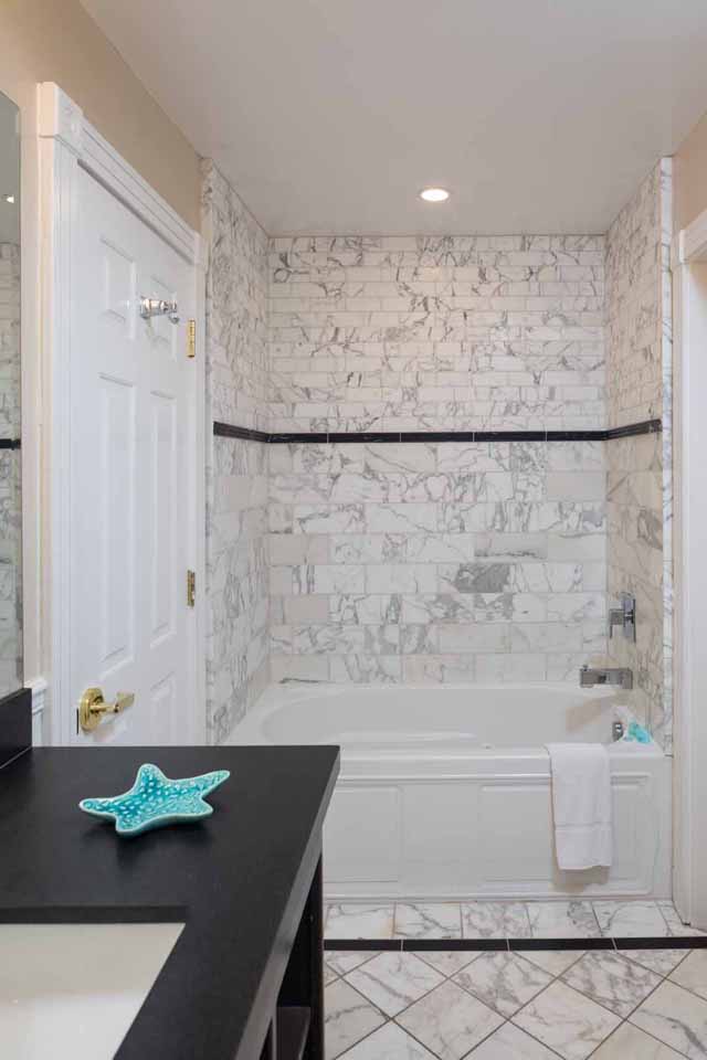 King Premium Room tub and shower bath